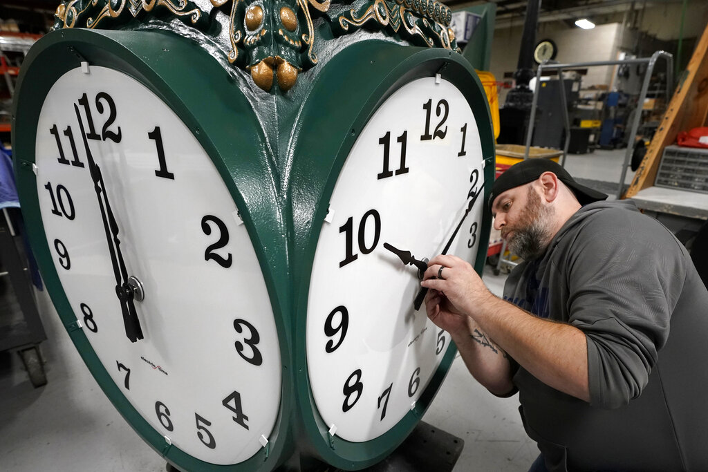 Daylight savings debate sparks again as clock changing time returns